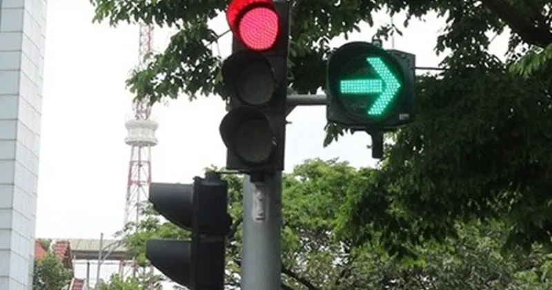 Mô tả quy định về các trường hợp xe ô tô được phép rẽ phải khi gặp tín hiệu đèn đỏ