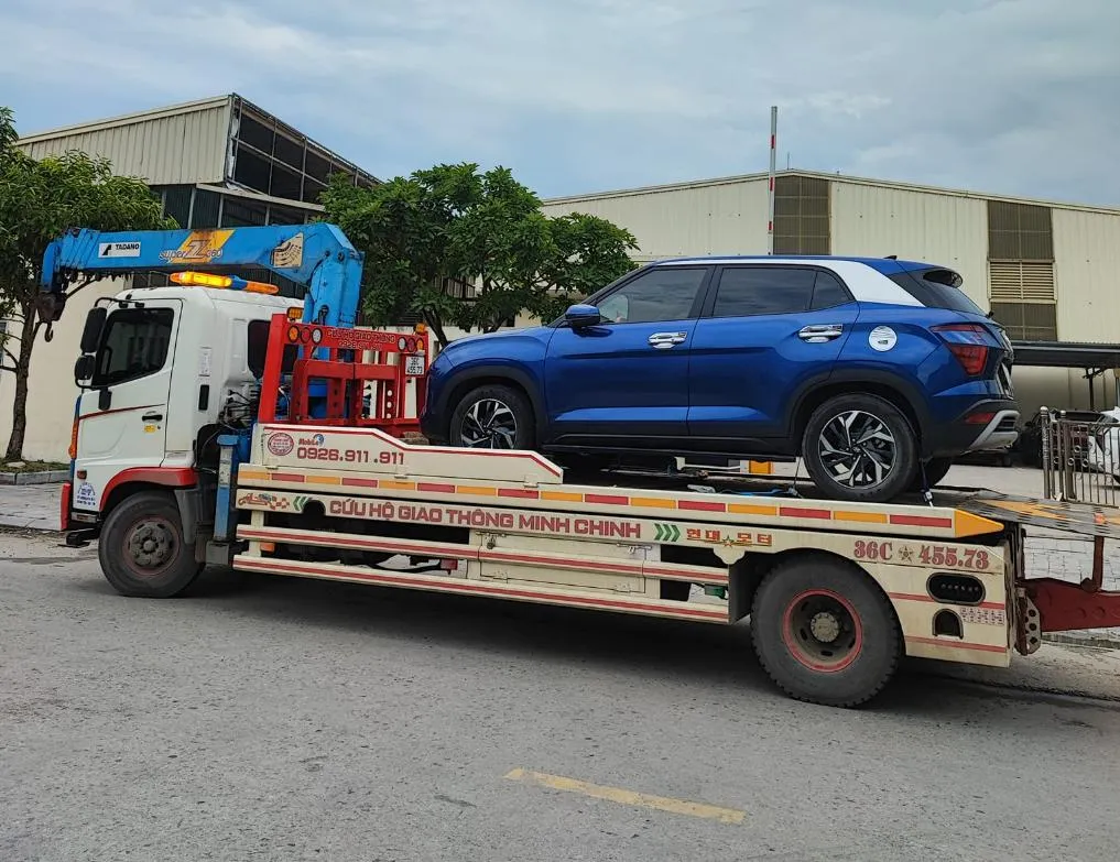 Nhân viên thực hiện cứu hộ ô tô thanh hóa kiểm tra lỗi kỹ thuật cho khách hàng