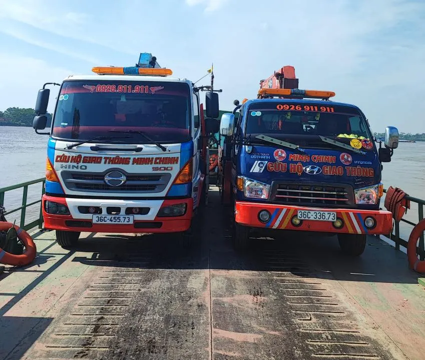 Đội ngũ kỹ thuật cứu hộ ô tô thanh hóa xử lý sự cố giao thông trên đường quốc lộ