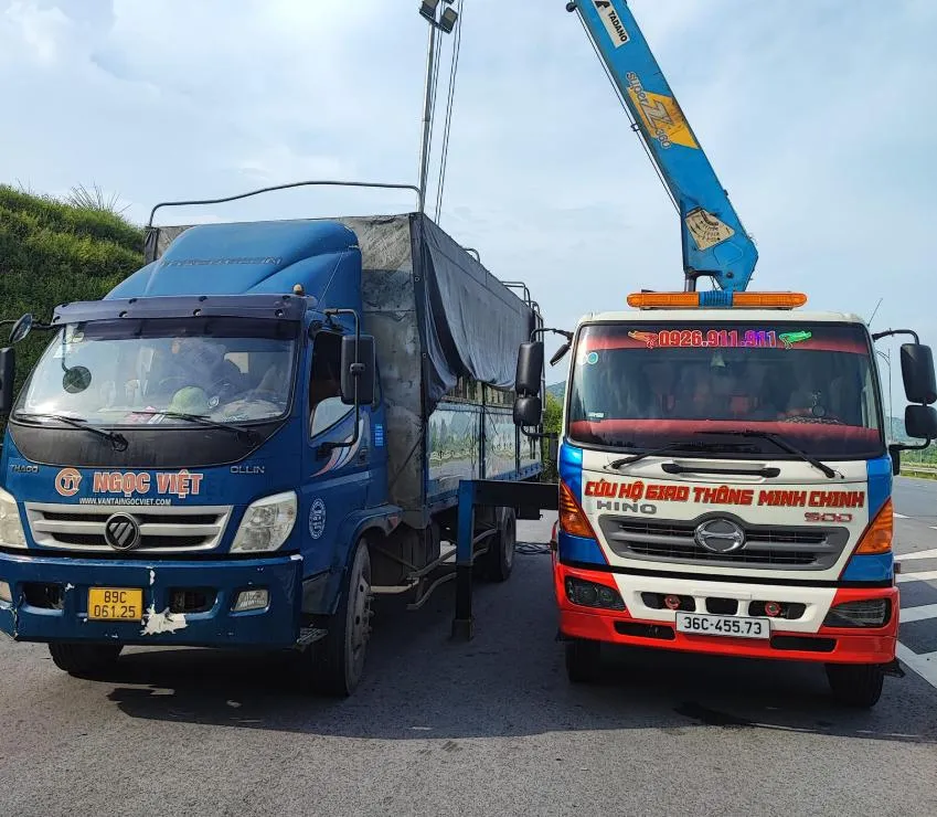 Khách hàng trao đổi thông tin với nhân viên cứu hộ ô tô thanh hóa về giá dịch vụ