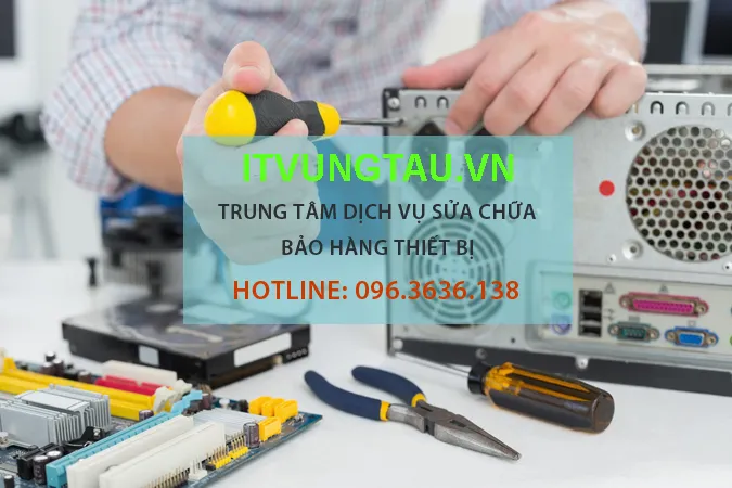 Kỹ thuật viên đang vệ sinh hệ thống tản nhiệt laptop tại xưởng IT Vũng Tàu