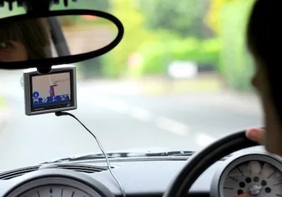 Hệ thống định vị GPS giúp xác định vận tốc thực của xe thông qua tín hiệu vệ tinh