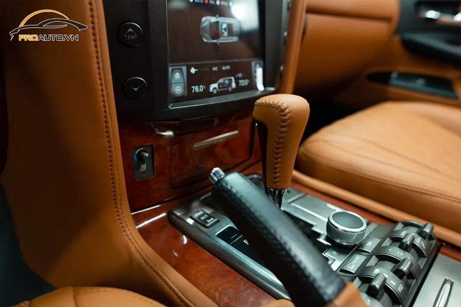 Vẻ đẹp tinh tế của các chi tiết cần số được bọc da cao cấp sau khi hoàn thiện tại trung tâm