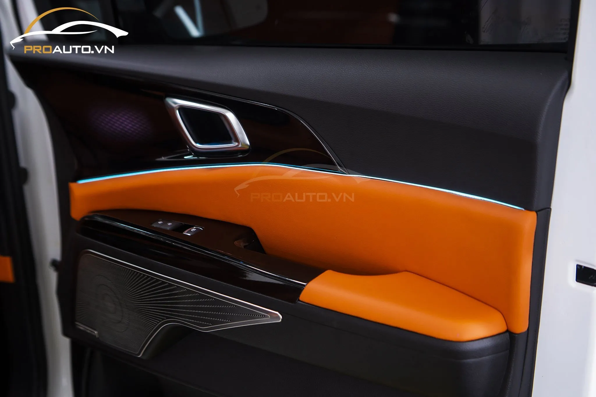 Chi tiết Tapi cửa được bọc da tinh tế góp phần tạo nên sự đồng nhất cho dịch vụ nội thất ô tô Cần Thơ