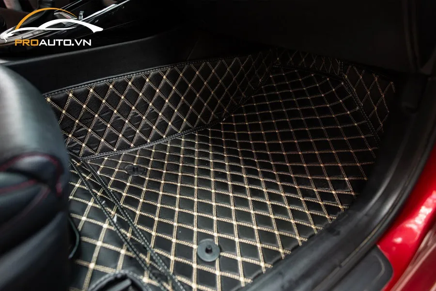 Hệ thống thảm lót sàn xe được thiết kế ôm khít giúp bảo vệ sàn xe luôn sạch sẽ và thẩm mỹ