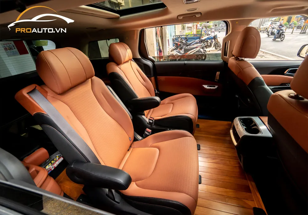 Bọc da các vị trí cột A B C giúp hoàn thiện sự đồng bộ tuyệt đối cho không gian nội thất xe hơi