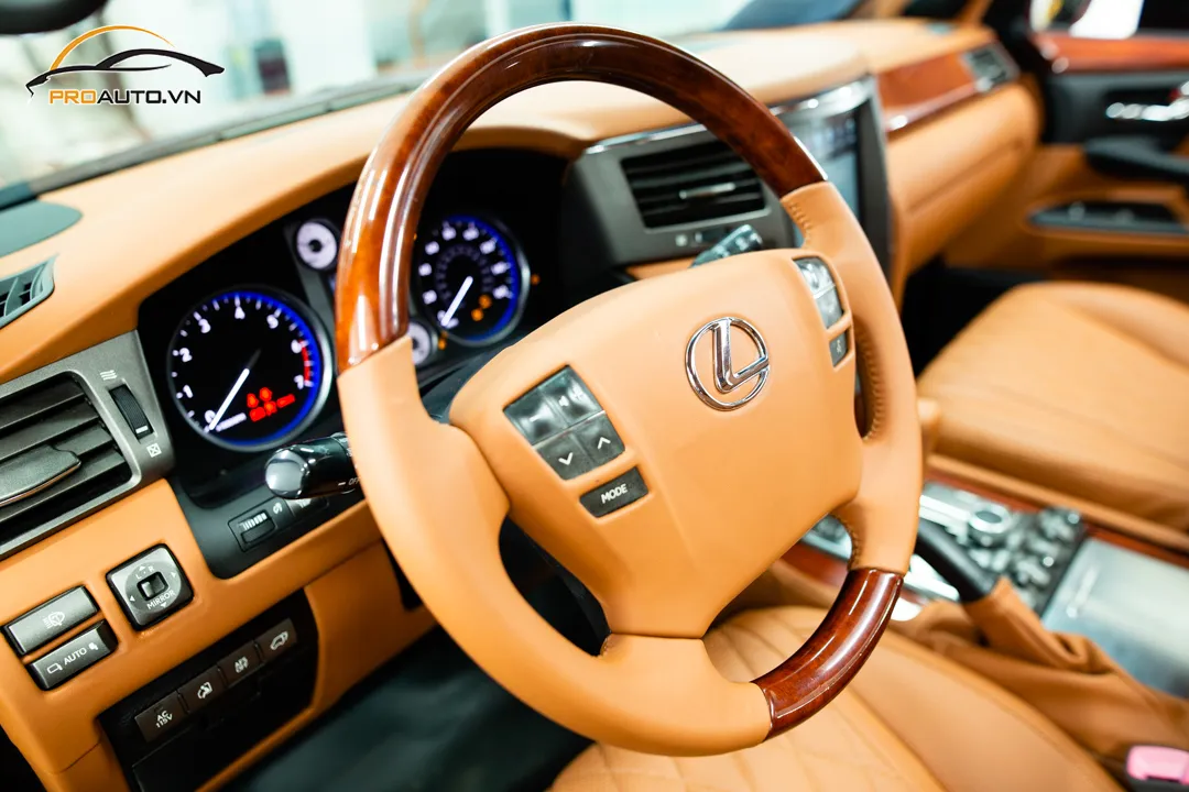 Vô lăng bọc da thủ công mang lại cảm giác cầm lái chắc chắn và đầy phấn khích cho tài xế