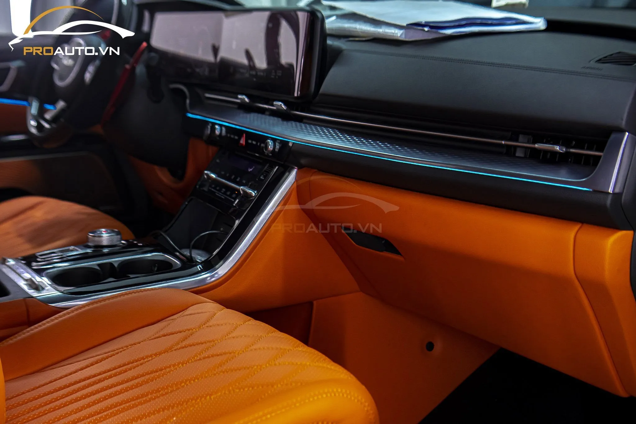Cận cảnh chi tiết bọc da phần Taplo dưới mang lại sự tinh tế và khác biệt cho nội thất ô tô Cần Thơ