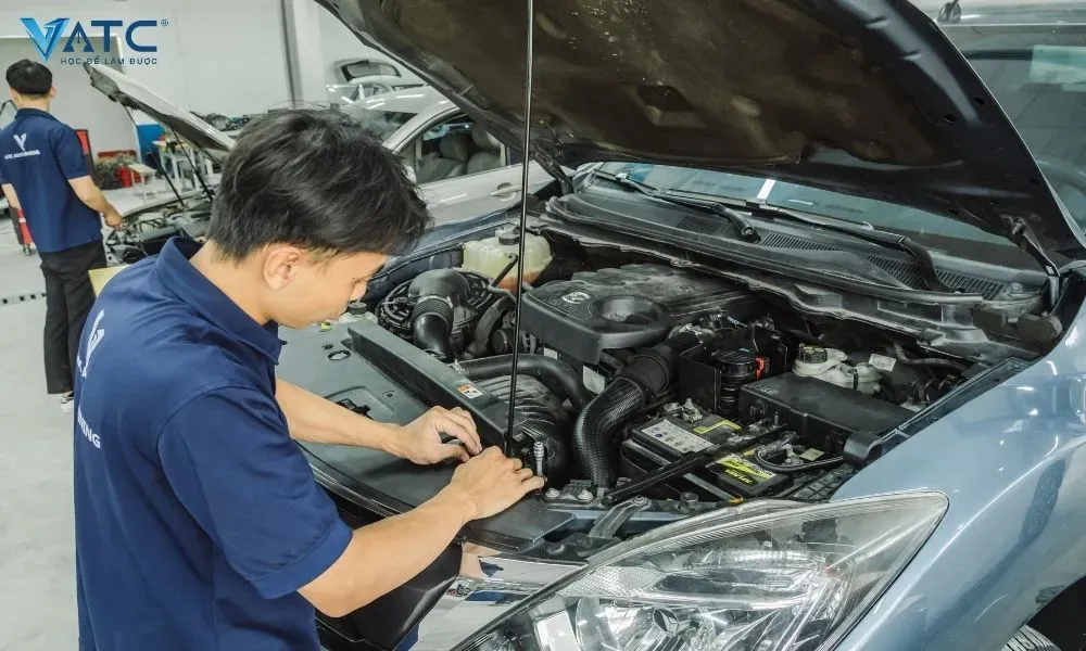 Sinh viên ngành kỹ thuật ô tô vừa mới tốt nghiệp