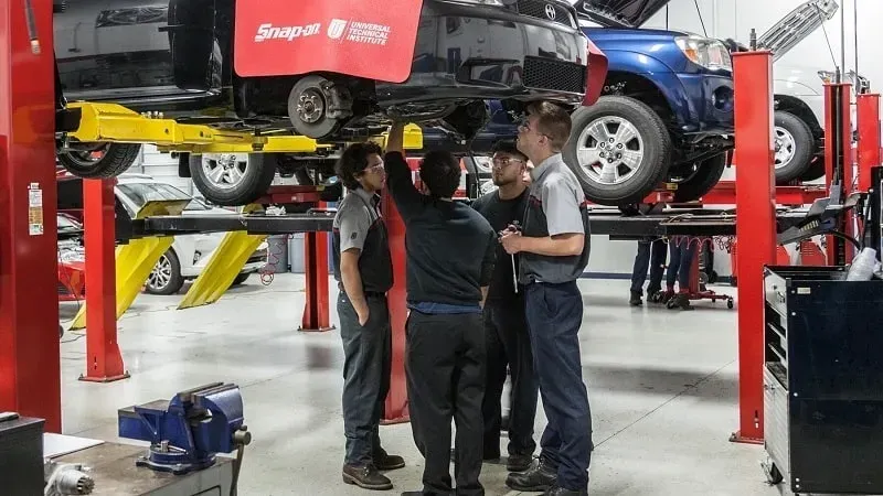 Thợ sửa chữa và kỹ thuật viên tại các xưởng dịch vụ