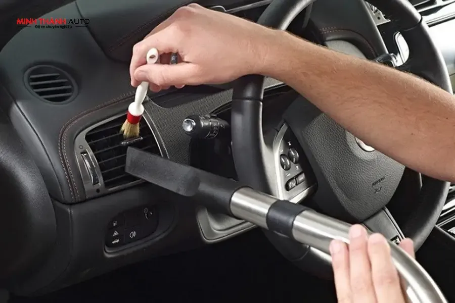 Kỹ thuật viên đang thực hiện vệ sinh trần xe trong quy trình nội thất ô tô thanh hóa