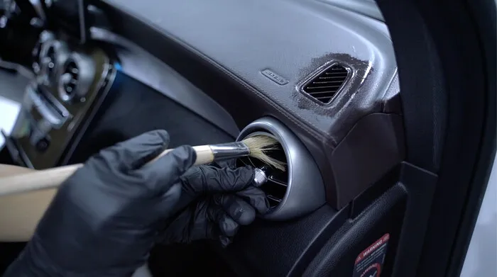 Kỹ thuật viên vệ sinh nội thất ô tô