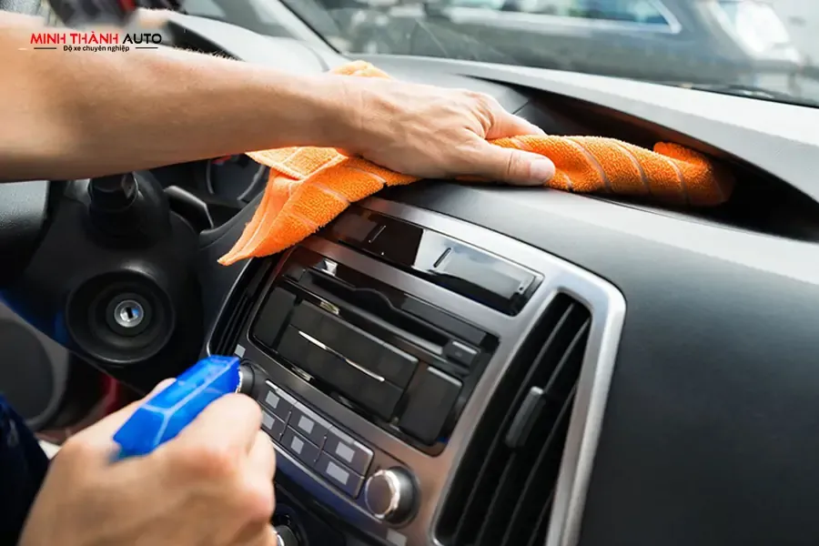 Vệ sinh chi tiết bảng táp lô chuyên nghiệp tại trung tâm nội thất ô tô thanh hóa