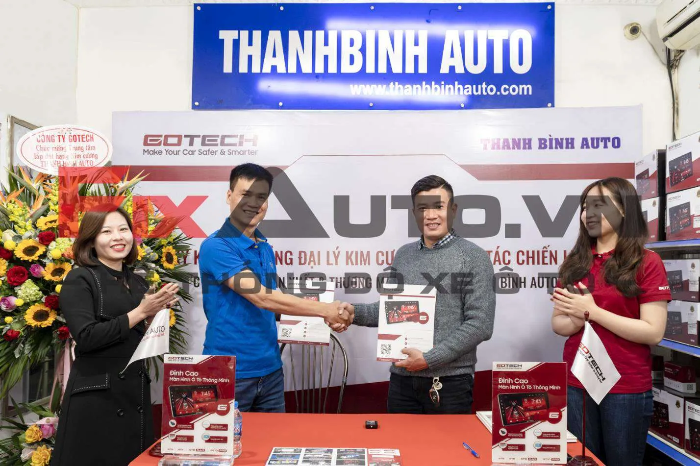 Đội ngũ kỹ thuật viên giàu kinh nghiệm tại Auto Thanh Bình thực hiện hàn kính