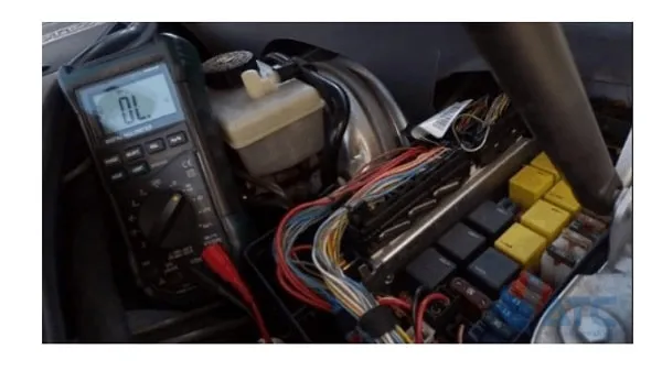 Rút cầu chì cẩn thận để bắt đầu quá trình đo đạc các ký hiệu cầu chì trên xe ô tô bằng thiết bị chuyên dụng