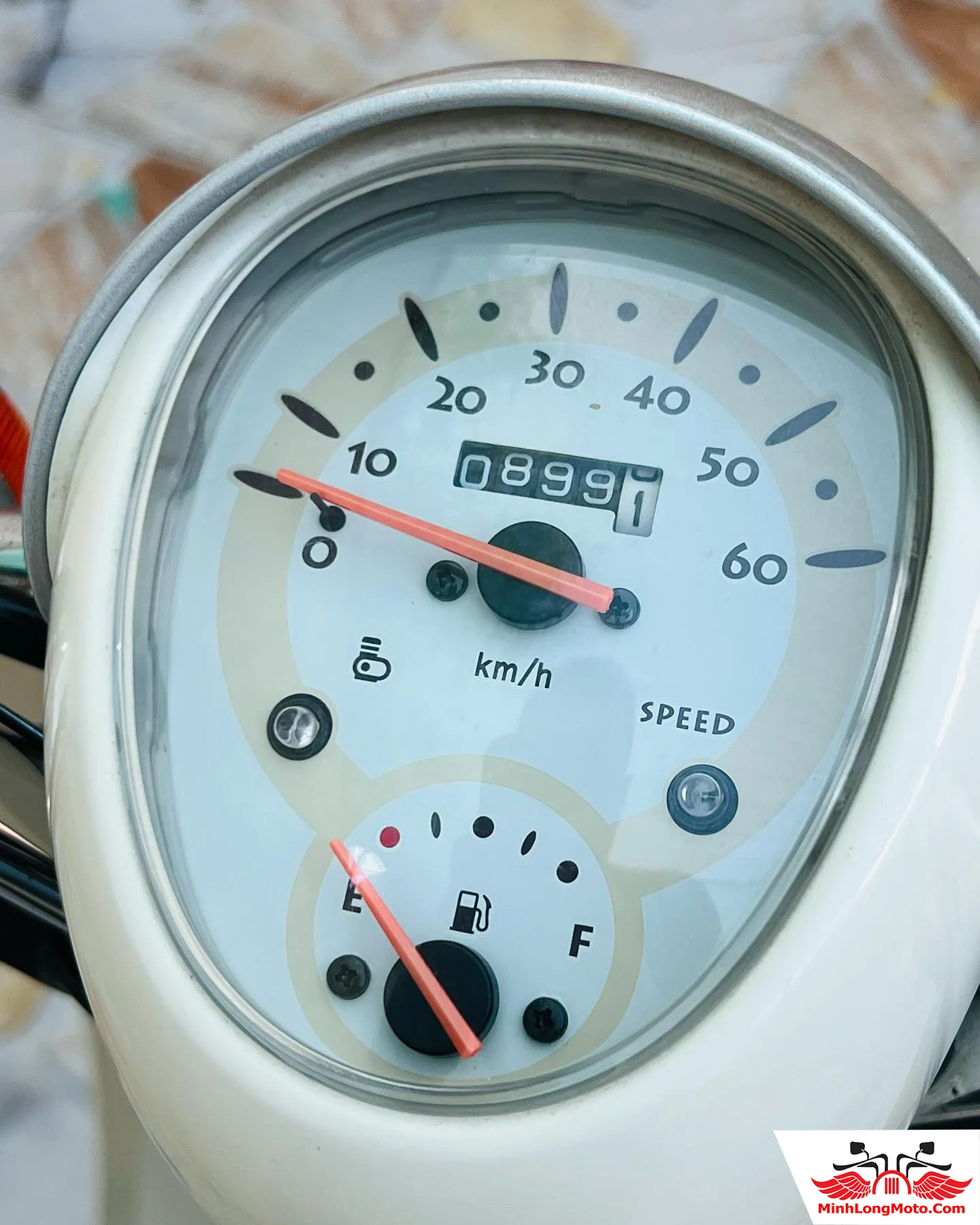 Đồng hồ cơ điện tử đơn giản