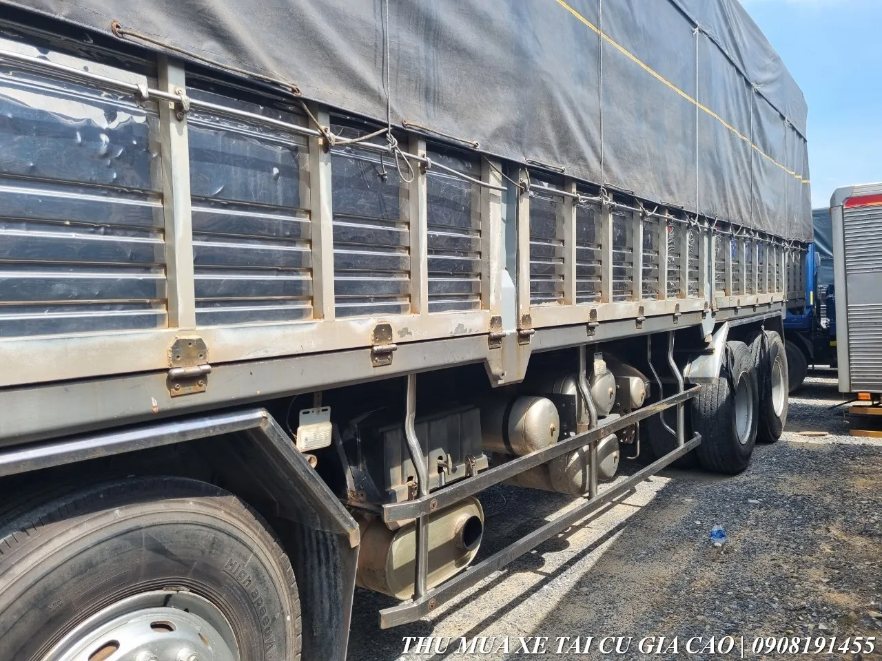 Thùng hàng xe tải Dongfeng 4 chân cũ dài hơn 9m phù hợp chở nhiều loại hàng