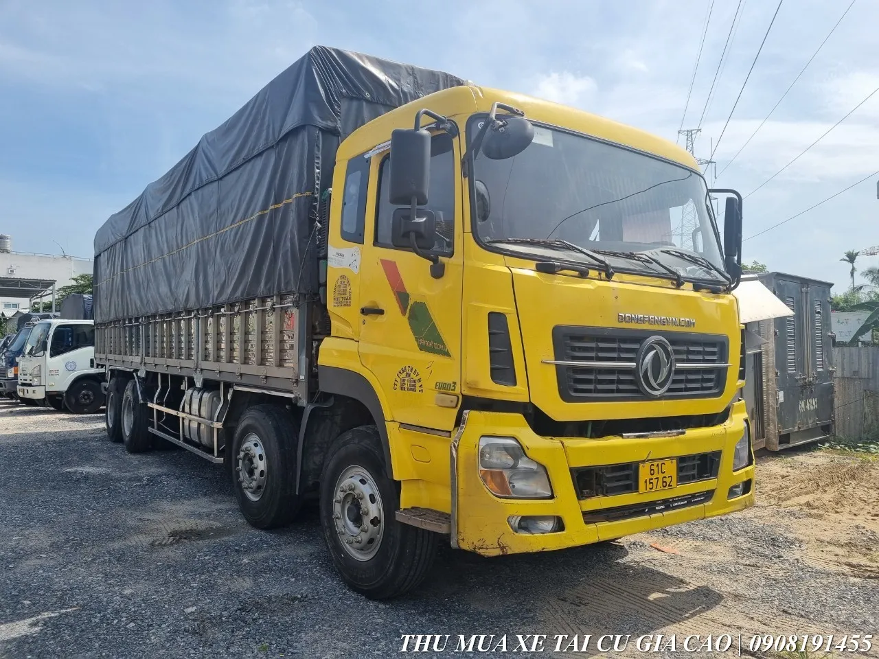 Góc nhìn nghiêng xe tải Dongfeng 4 chân cũ đời 2015 cho thấy cabin còn rất mới