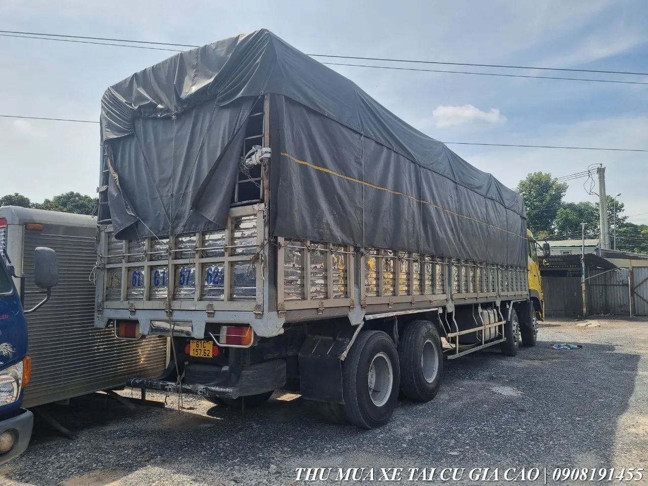 Góc nhìn từ phía sau xe tải Dongfeng 4 chân cũ cho thấy thùng xe rất gọn