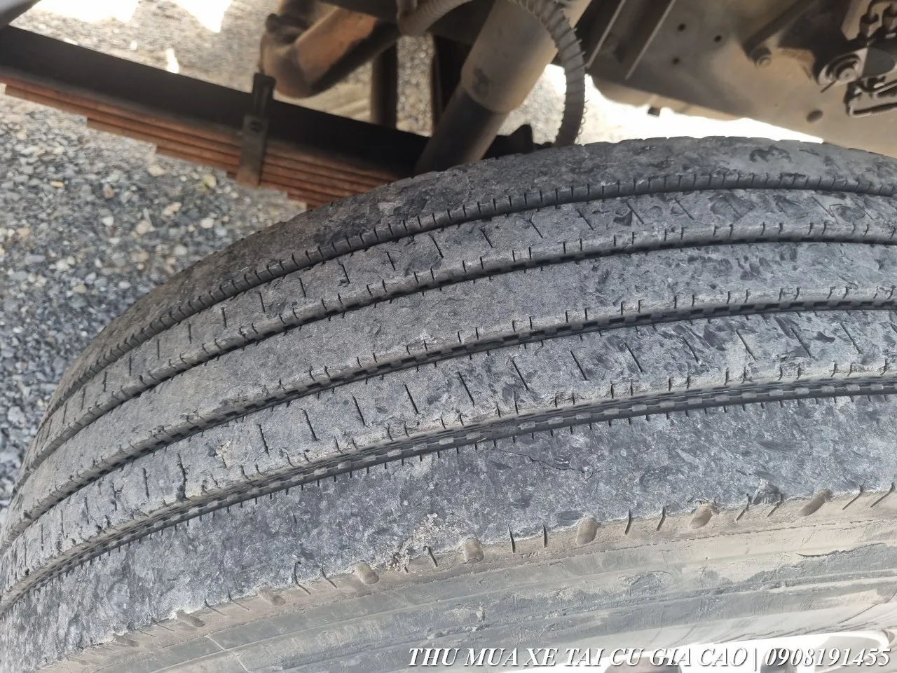 Bình dầu nhôm của xe tải Dongfeng cũ không bị méo mó hay rò rỉ nhiên liệu