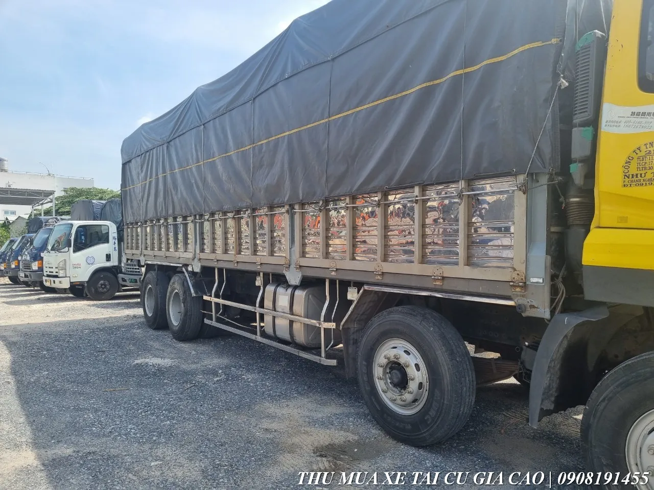 Lốp xe Dongfeng 4 chân cũ còn sâu gai đảm bảo độ bám đường khi chở nặng