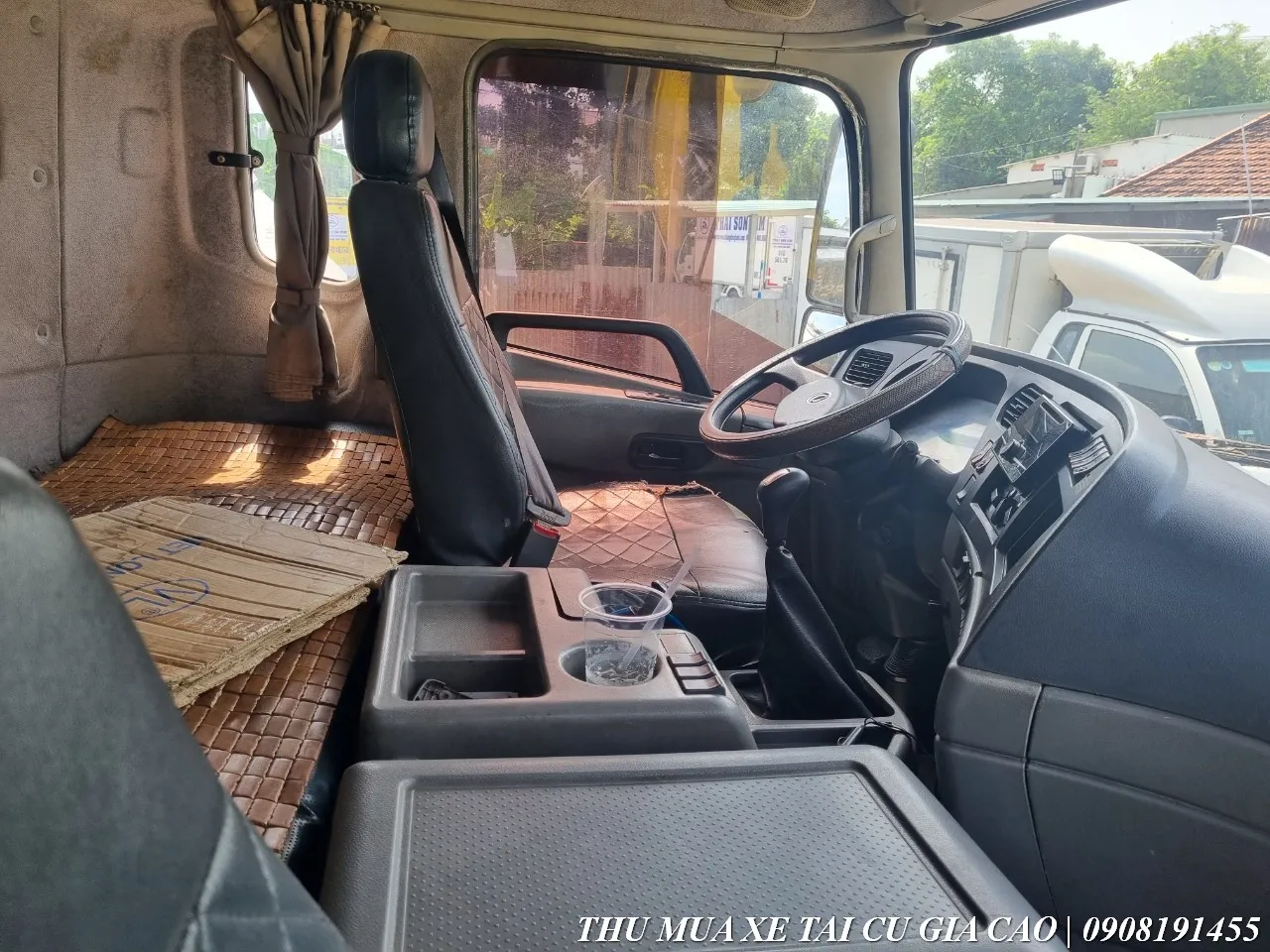 Cần số và phanh tay xe tải Dongfeng 4 chân cũ còn hoạt động rất nhạy