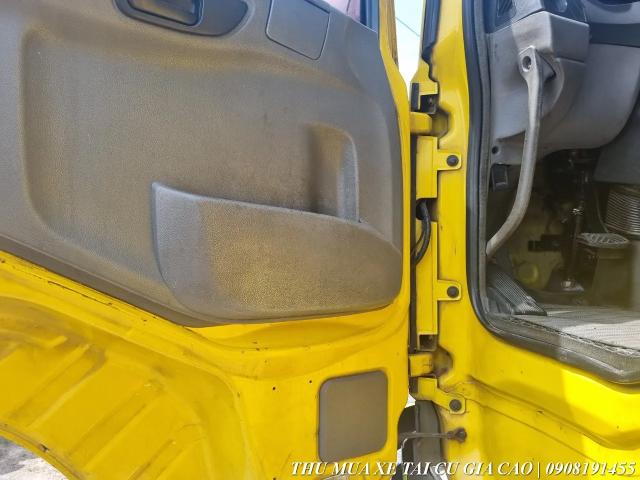 Nội thất cabin xe Dongfeng 4 chân cũ với không gian rộng rãi và sạch sẽ