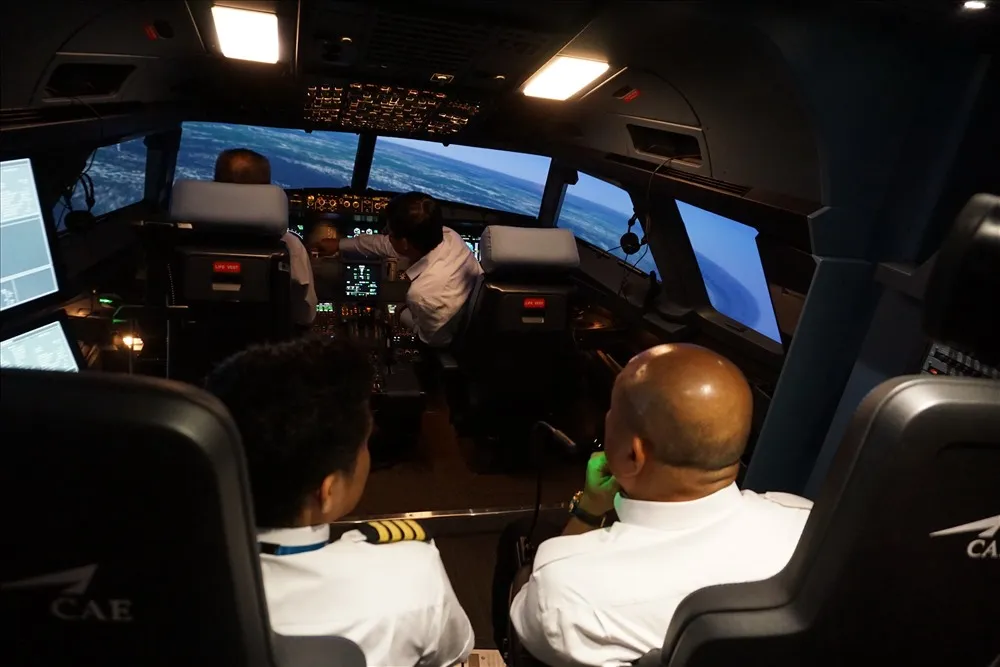 Phi công đang học lái trong buồng mô phỏng hiện đại để tối ưu hóa quy trình đào tạo