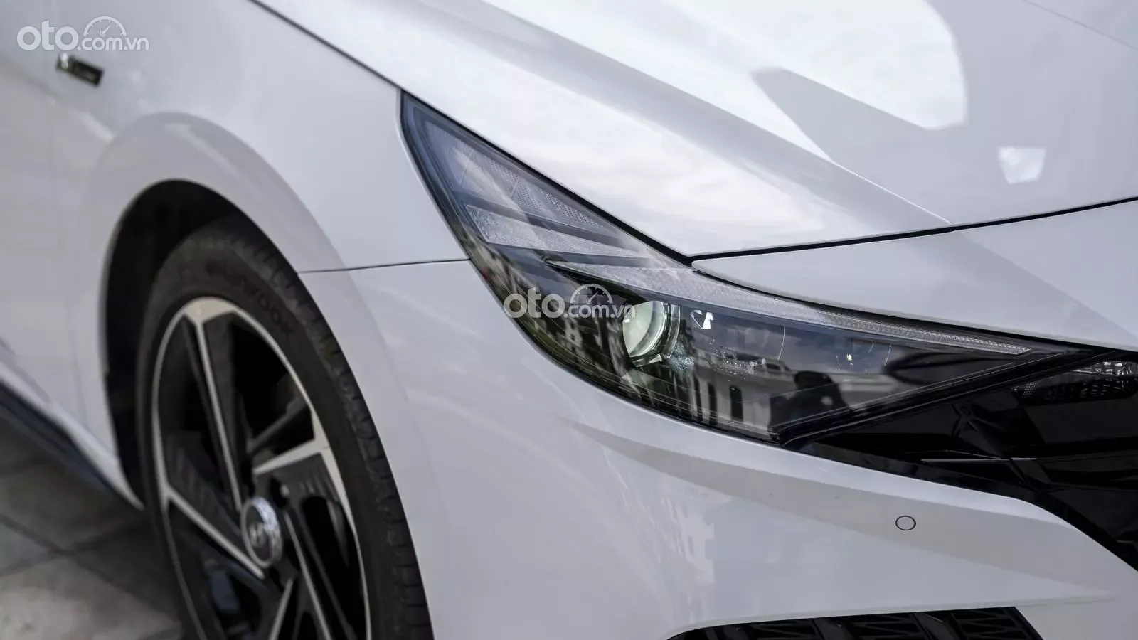 Hệ thống đèn pha Projector LED vuốt sắc sảo trên Elantra 2026