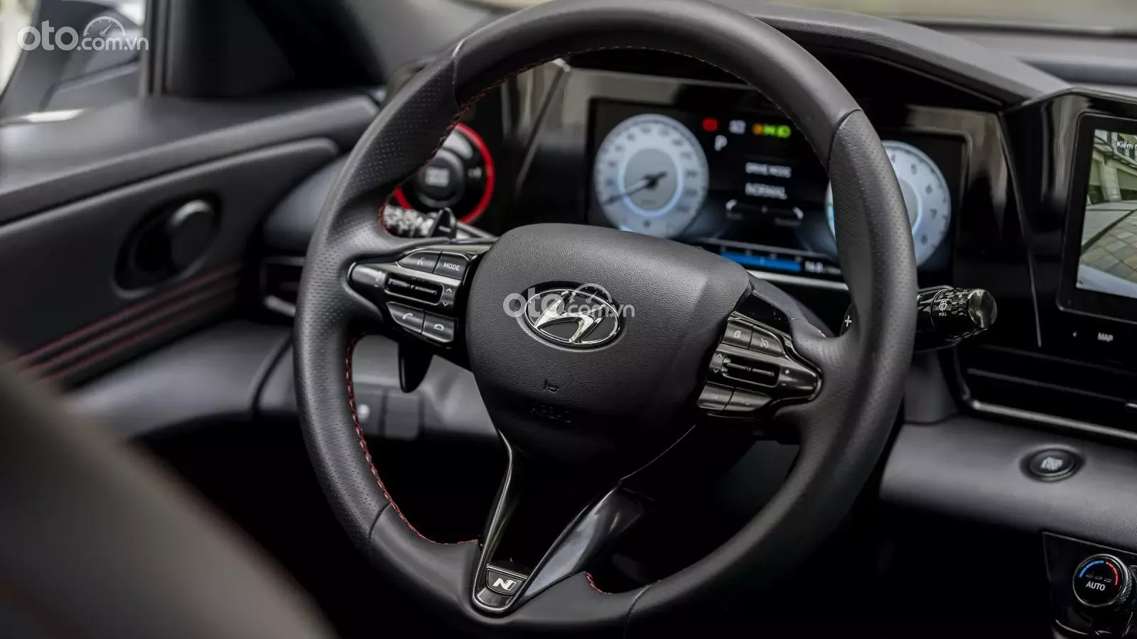 Vô-lăng bọc da tích hợp lẫy chuyển số trên xe Hyundai Elantra