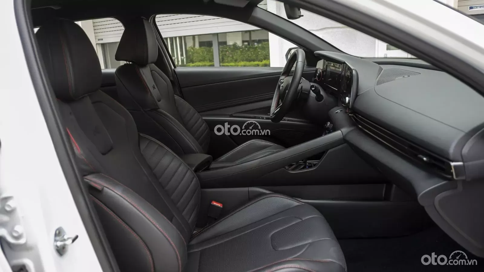 Ghế ngồi bọc da cao cấp thiết kế ôm sát người trên Hyundai Elantra