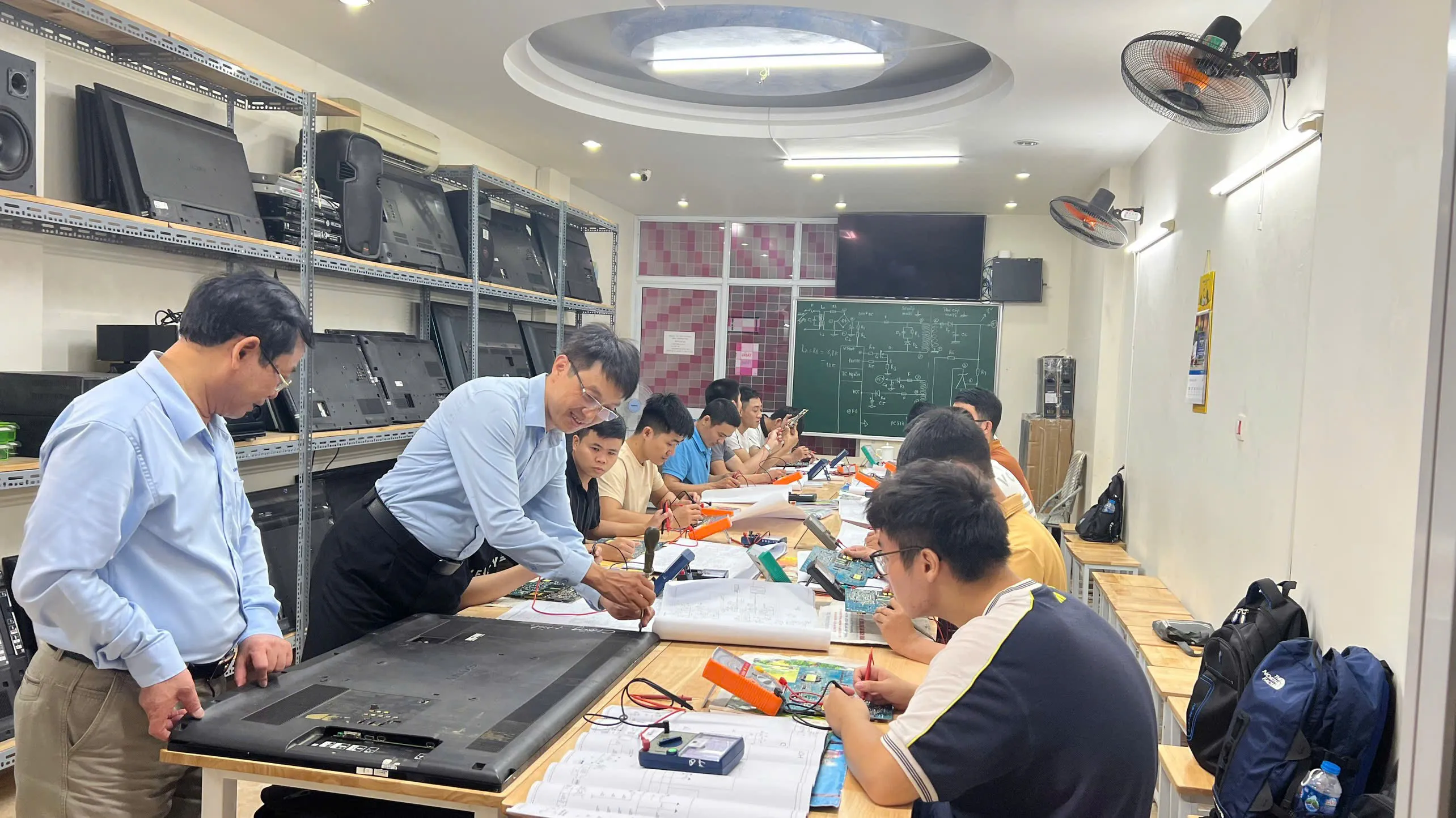 Lớp dạy nghề sửa chữa điện tử thực tế tại trung tâm năm 2026