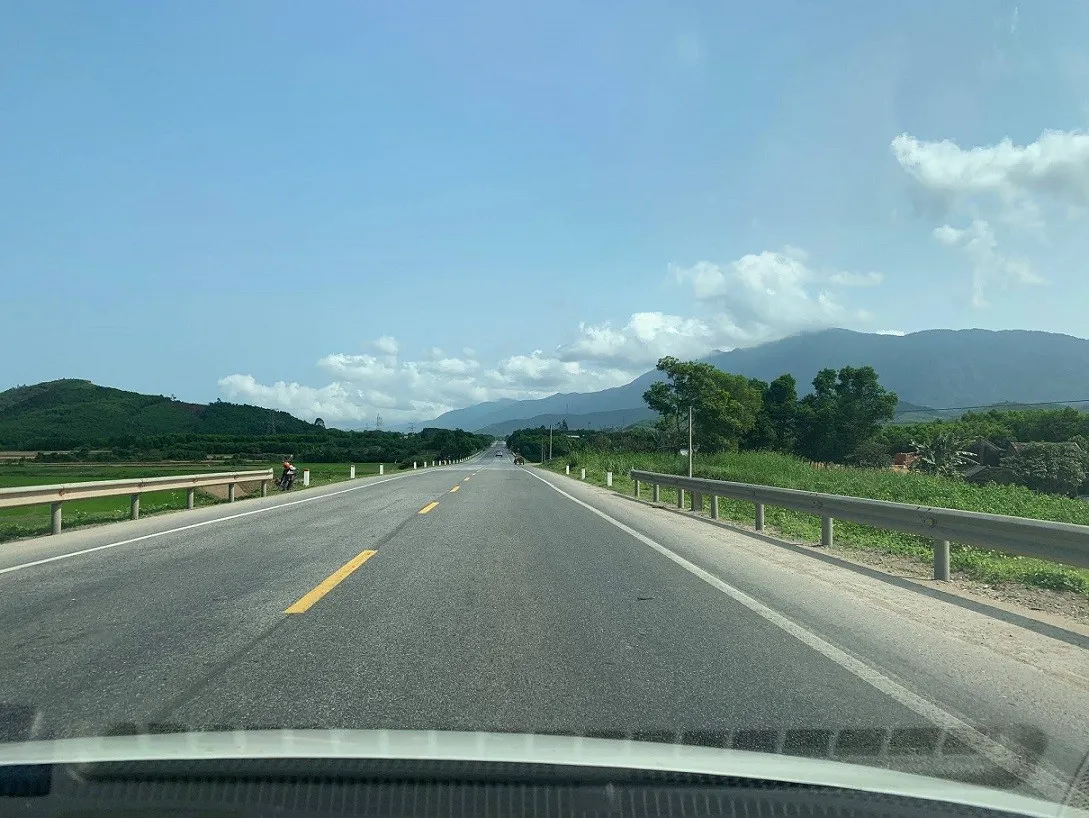 Hình ảnh đoàn xe chuẩn bị khởi hành phượt ô tô hà nội đà nẵng đầy hứng khởi