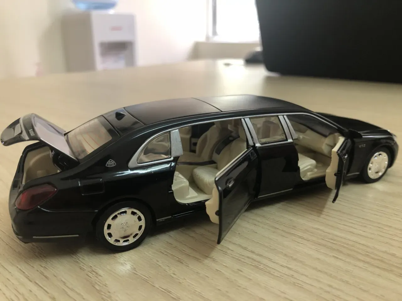 Gầm xe được thiết kế phẳng với các chi tiết mô phỏng hệ thống treo và ống xả rất thực tế