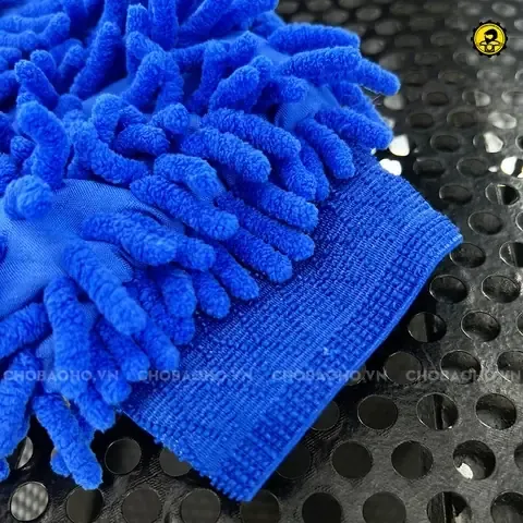 Mẫu găng tay lái xe ô tô hở ngón giúp tài xế thao tác linh hoạt trên bảng điều khiển