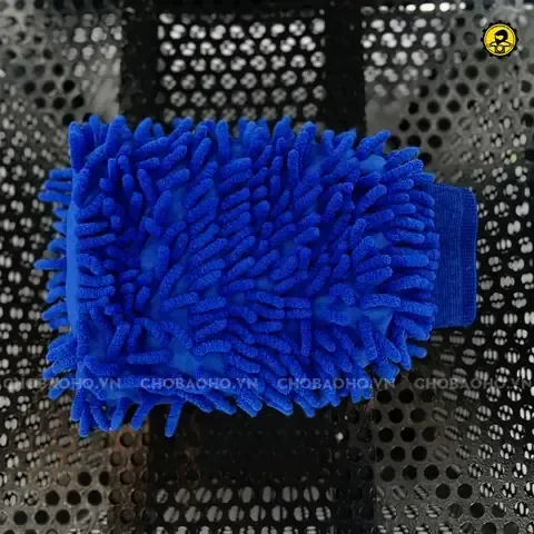 Tài xế sử dụng găng tay lái xe ô tô chất liệu da cao cấp để tăng độ bám