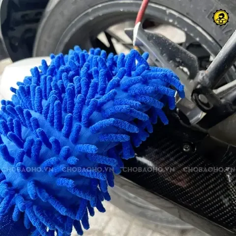 Sử dụng găng tay lái xe ô tô giúp bảo vệ vô lăng khỏi bị mòn và bạc màu theo thời gian