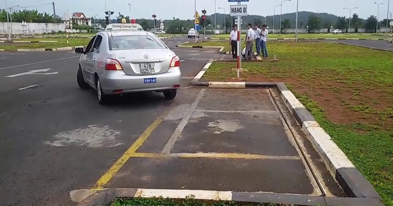 Kỹ thuật ghép xe ngang khi học thực hành lái xe ô tô