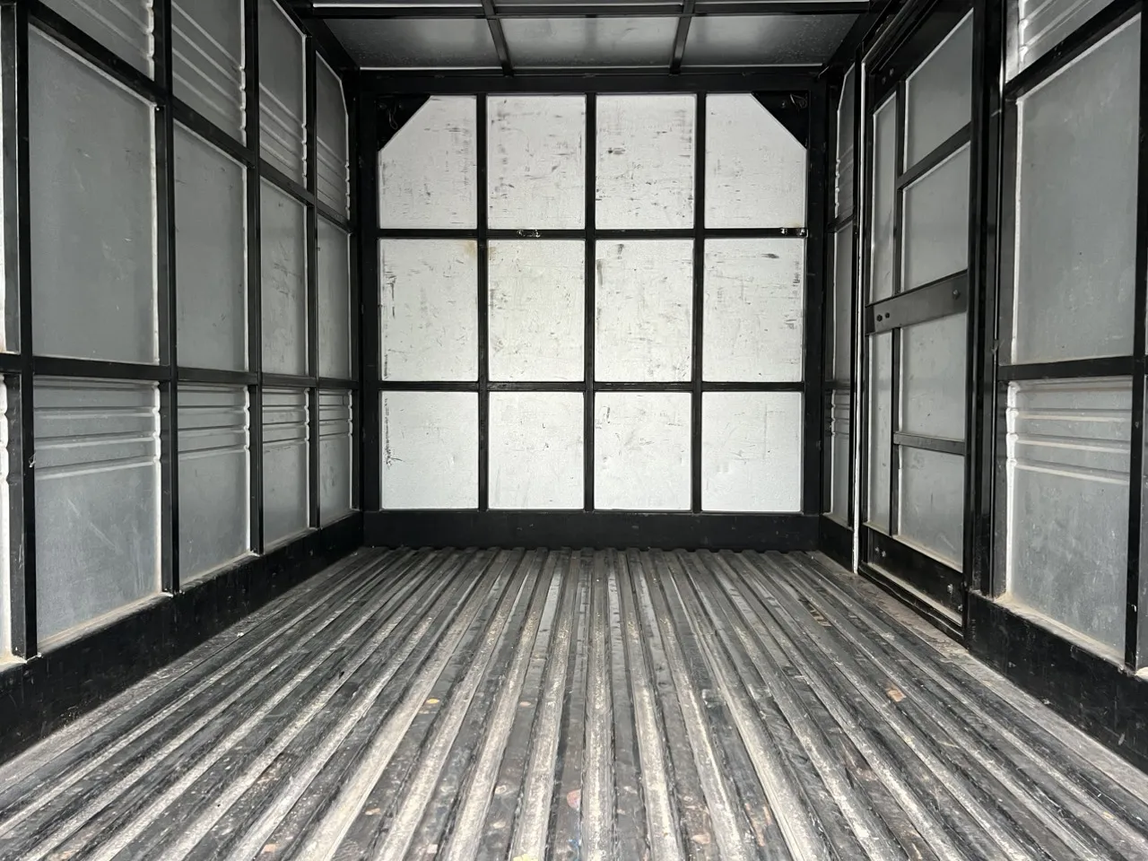 Chi tiết lốp xe và hệ thống treo sau của xe tải K190