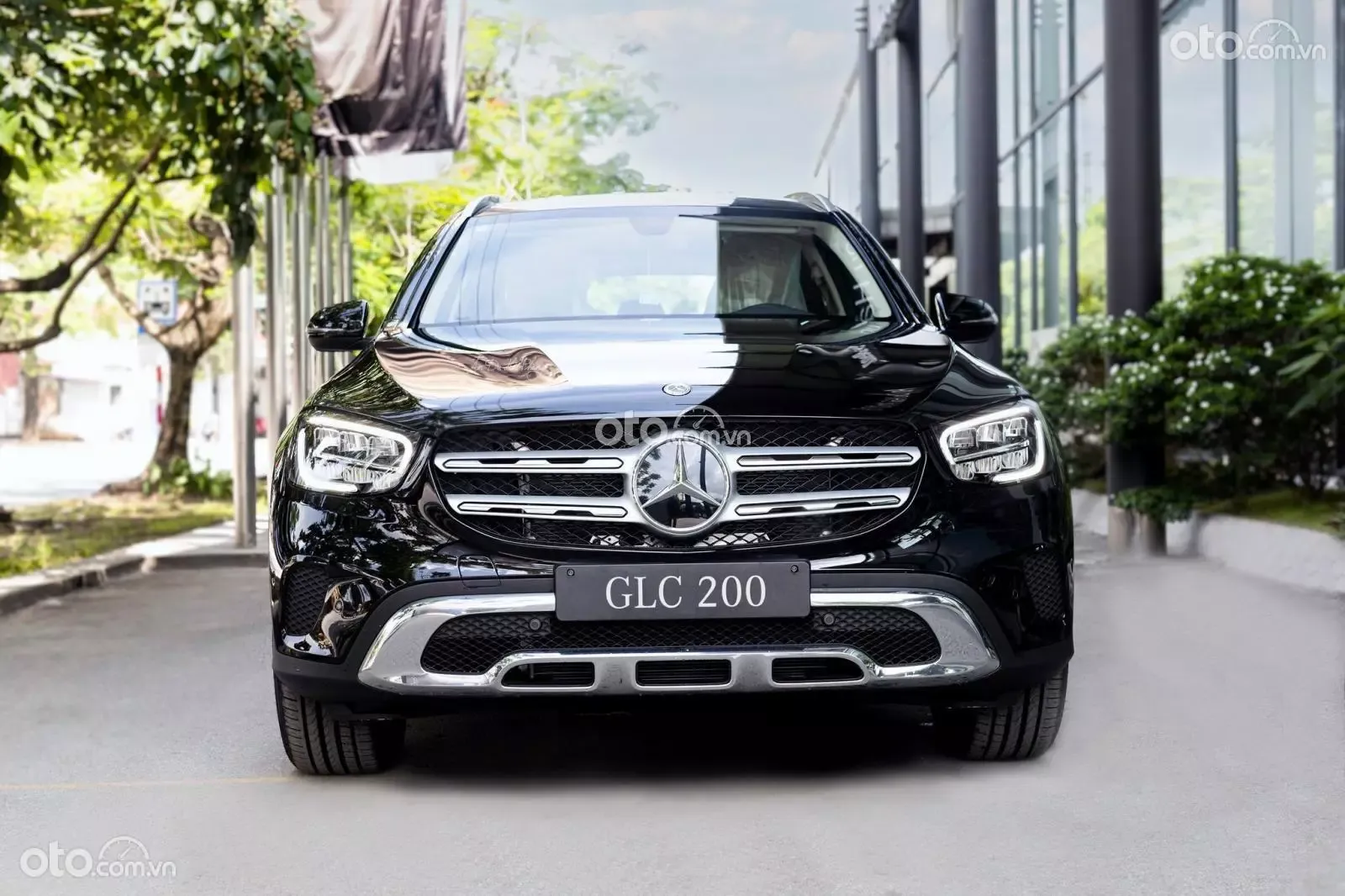 Ngoại thất Mercedes GLC 200 với thiết kế lưới tản nhiệt mạ chrome đặc trưng
