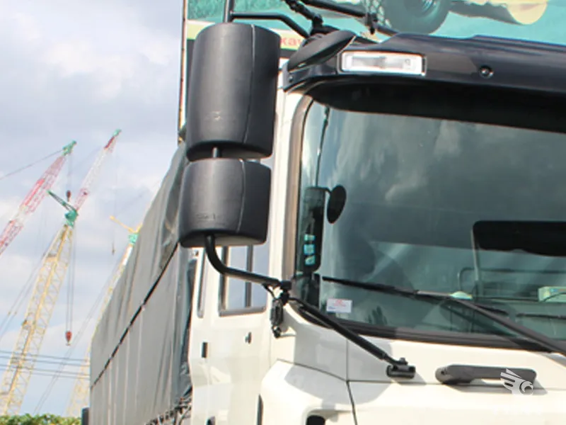 Gương chiếu hậu bản lớn giúp loại bỏ điểm mù trên xe tải nặng