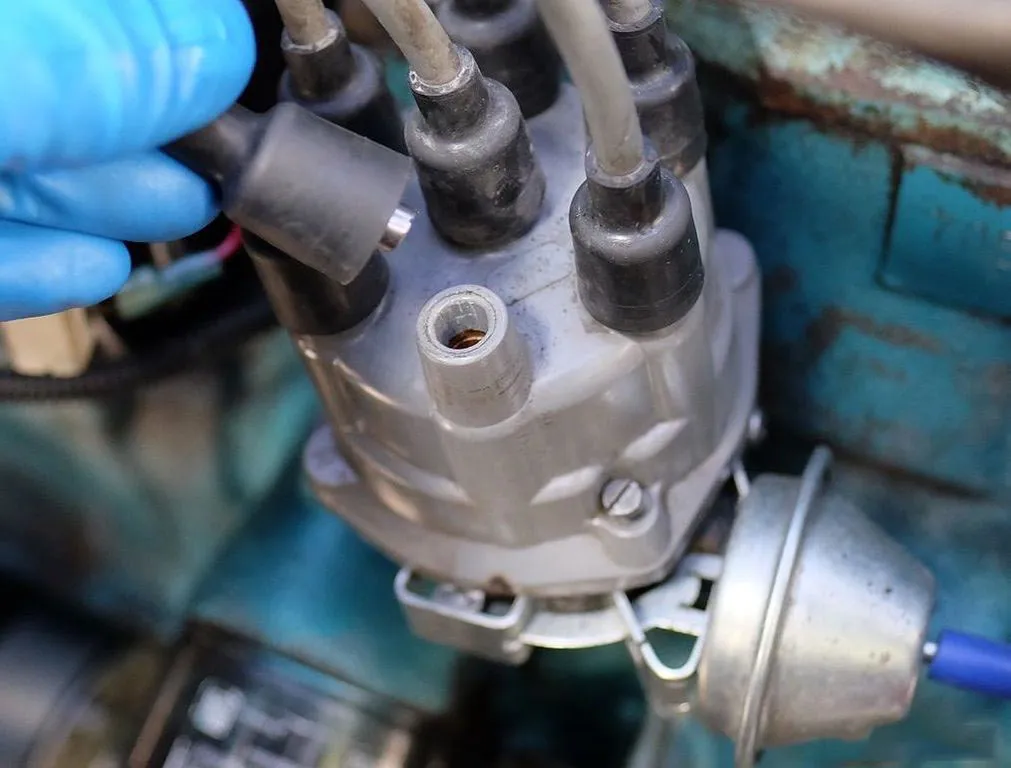 Bộ chia điện của hệ thống đánh lửa trên ô tô bị hỏng