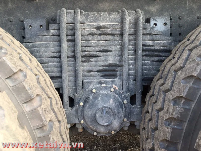 Hệ thống nhíp treo bản dày 24mm giúp xe vận hành êm ái khi chở nặng