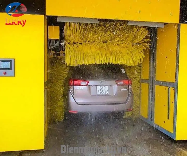 Hệ thống chổi cọ thông minh được thiết kế để làm sạch xe mà không gây trầy xước bề mặt