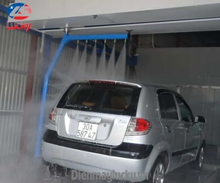 Cận cảnh hệ thống vòi phun áp lực trong dây chuyền rửa xe ô tô tự động hiện đại