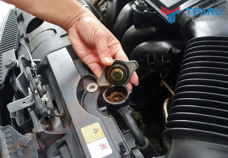 Chỗ đổ nước làm mát xe ô tô cần được vệ sinh sạch sẽ trước khi mở nắp