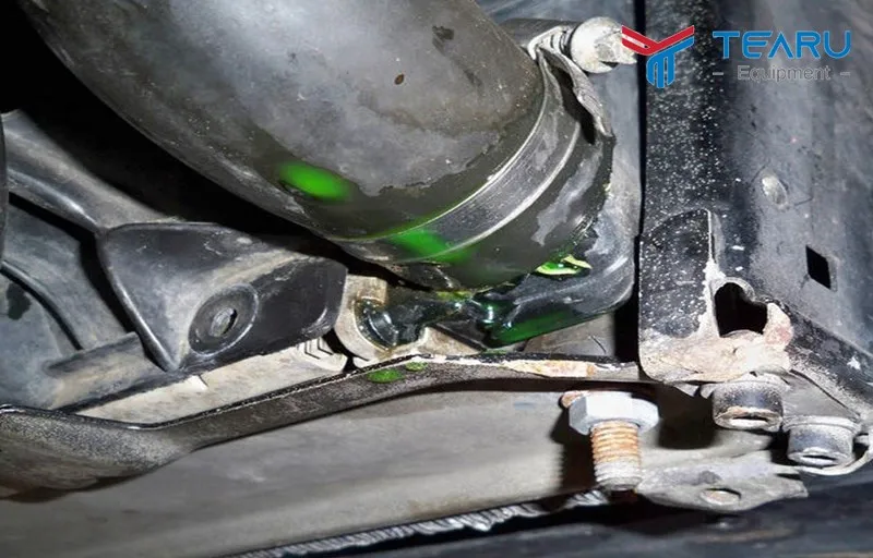 Nước làm mát bị lọt vào bên trong buồng đốt do hư hỏng gioăng mặt máy