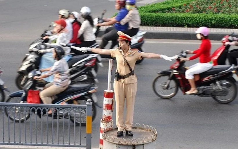 Hình ảnh Cảnh sát giao thông đang ra hiệu lệnh điều tiết các phương tiện tại một giao lộ đông đúc
