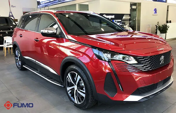 hình ảnh xe ô tô đẹp - Peugeot 7 chỗ màu đỏ nổi bật dưới ánh nắng