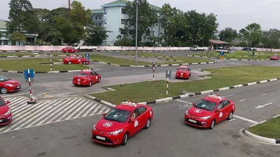 Học viên thực hành các bài tập lái xe trong sa hình dưới sự hướng dẫn của giáo viên